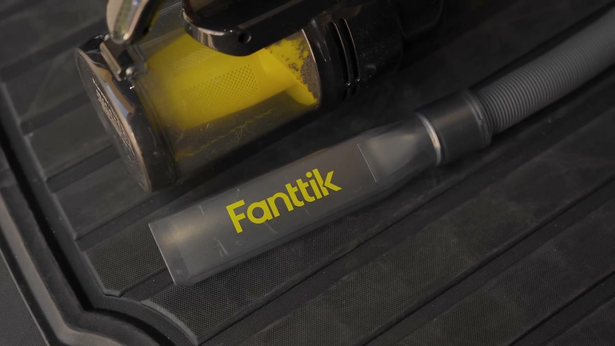 Fanttik V10 Cordless Vacuum in Ryan Shaw's Tesla